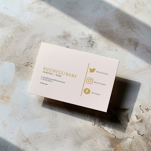 Tarjeta De Visita Sutiles iconos rosas de los medios sociales divert (Modern gold and subtle pink business card with social media icons and minimalist layout.)