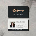 Tarjeta De Visita Tecla Vintage | Cobre | Foto Bienes Raíces<br><div class="desc">Elegantes tarjetas de visita para agentes inmobiliarios o inmobiliarios cuentan con un ilustracion de clave de esqueleto vintage en Relieve metalizado falso de cobre con su nombre o nombre de negocio debajo. Añade tus datos de contacto completos al reverso en blanco y negro sobre fondo blanco, junto con una foto....</div>