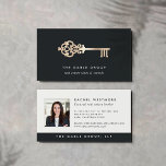Tarjeta De Visita Tecla Vintage | Oro | Foto Bienes Raíces<br><div class="desc">Elegantes tarjetas de visita para agentes inmobiliarios o inmobiliarios cuentan con un ilustracion de clave de esqueleto vintage en Relieve metalizado de oro falso con su nombre o nombre de negocio debajo. Añade tus datos de contacto completos al reverso en blanco y negro sobre fondo blanco, junto con una foto....</div>