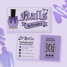 Técnico de uñas femenino de púrpura y negro gótico