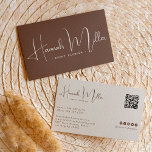 Tarjeta De Visita Terracota | Moderno y elegante código QR Minimalis<br><div class="desc">El diseño moderno y llamativo tiene un minimalista fondo de terracota sólida con su nombre o nombre de compañía en letras de escritura de firma. El color de fondo se puede personalizar. Añada la información de contacto completa y el código QR en la parte posterior. Diseño minimalista para cualquier tipo...</div>