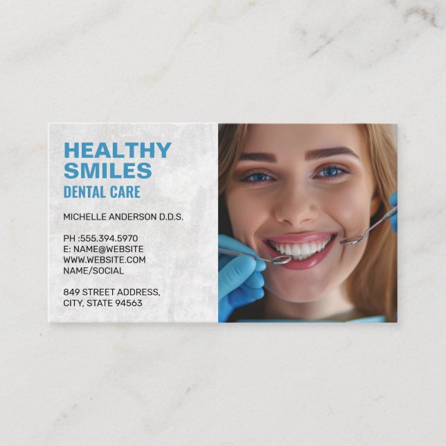 Tarjeta De Visita Una Mujer Sonriente Que Se Limpia Los Dientes (Anverso)