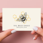 Tarjeta De Visita Vintage Honeybee Beekeeper<br><div class="desc">Esta moderna tarjeta de visita incluye un logotipo de abeja vintage con una abeja negra con fondo de abeja amarilla. El diseño perfecto para apicultores y negocios colmenarios. ¡personalizar con tu nombre e información hoy!</div>