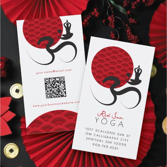 Tarjeta De Visita Yoga del Sol Rojo Asiático y caligrafía zen modern (Scalloped Red Sun Yoga Spiritual Indian Meditation Om Aum Modern Calligraphy Symbol @ fatfatin)