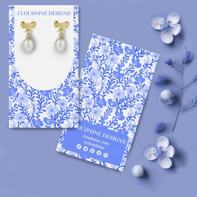 Tarjeta de visualización de joyas para el arco flo (Floral design earring display card in a soft blue color with custom social media icons)