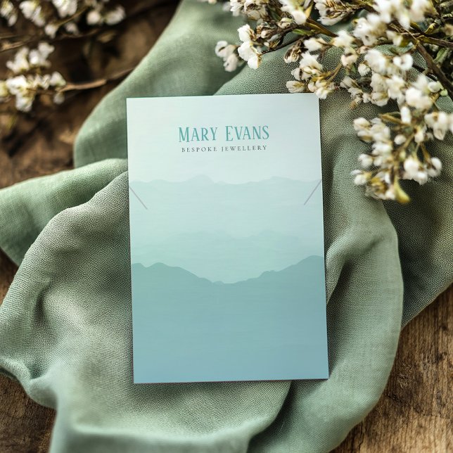 Tarjeta de visualización del collar de las montaña (Green necklace display card featuring a delicate watercolor soft green mountains)