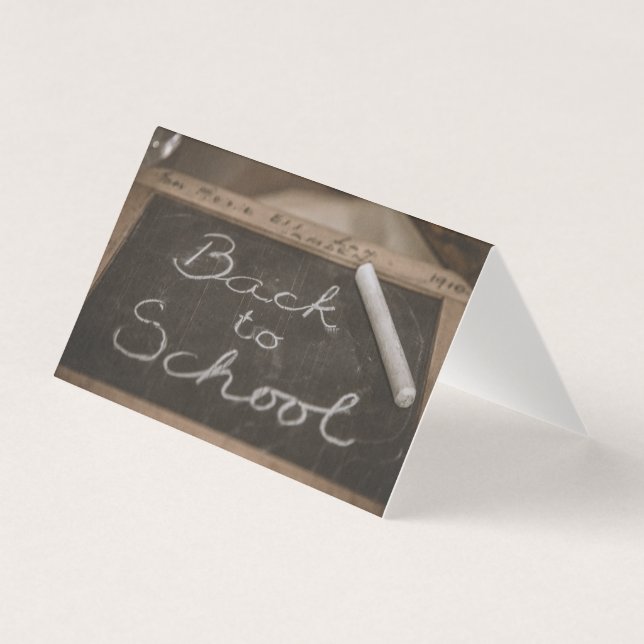 Tarjeta De vuelta a la escuela en una antigua pizarra esco (Anverso)