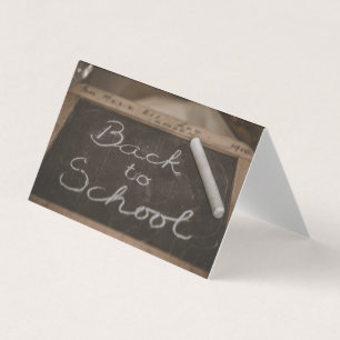 Tarjeta De vuelta a la escuela en una pizarra vieja de esc