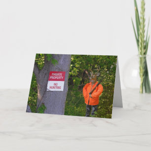 Tarjeta deer hunter in woods with sign