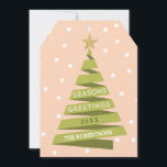 Tarjeta del día de fiesta del árbol de cinta<br><div class="desc">Esta tarjeta moderna del día de fiesta ofrece un árbol de navidad gráfico de la cinta y se puede personalizar con el año y el apellido. La forma cortada con tintas del boleto también tiene un agujero perforado en el top que se puede utilizar para añadir un adorno de la...</div>