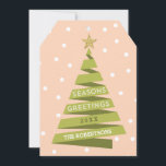Tarjeta del día de fiesta del árbol de cinta<br><div class="desc">Esta tarjeta moderna del día de fiesta ofrece un árbol de navidad gráfico de la cinta y se puede personalizar con el año y el apellido. La forma cortada con tintas del boleto también tiene un agujero perforado en el top que se puede utilizar para añadir un adorno de la...</div>