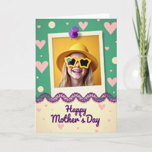 Tarjeta del Día de las Madres Niño Alegre