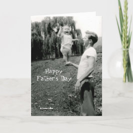 Tarjeta del día del padre con bebé equilibrador