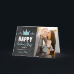 Tarjeta del Día del Padre de los tableros de cartó<br><div class="desc">Tarjeta divertida y caprichosa del día del padre con corona azul sobre fondo rústico de pizarra. Hay artículos similares disponibles.</div>