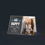 Tarjeta del Día del Padre de los tableros de cartó<br><div class="desc">Tarjeta divertida y caprichosa del día del padre con corona azul sobre fondo rústico de pizarra. Hay artículos similares disponibles.</div>