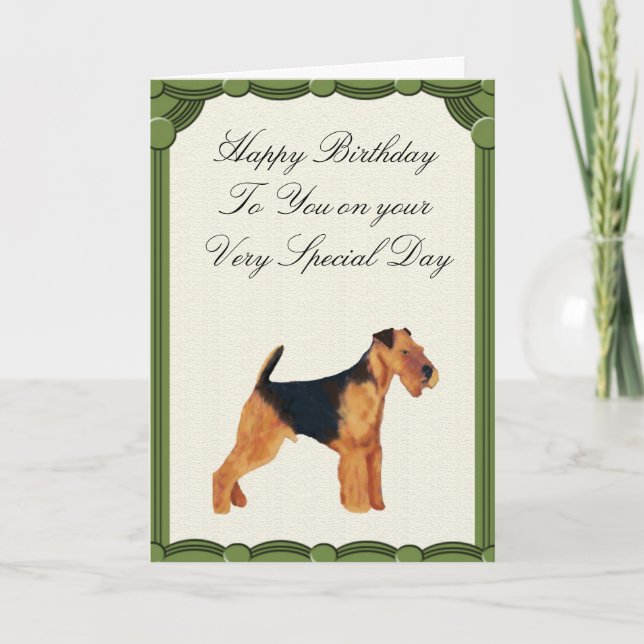 Tarjeta del feliz cumpleaños de Airedale Terrier (Anverso)
