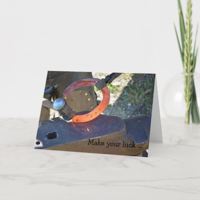 Tarjeta del feliz cumpleaños: Forjar una herradura (Anverso)