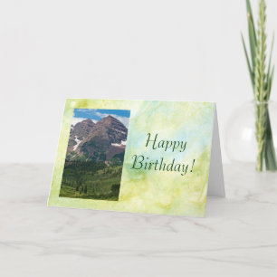 Tarjeta del pico de montaña del feliz cumpleaños