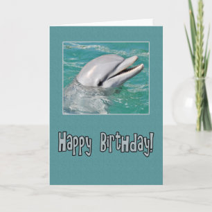 Tarjeta Delfín feliz cumpleaños nadando en el agua