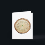 Tarjeta Delicious Pie Funny Birthday Card<br><div class="desc">Un divertido diseño de cartas que representa un pastel de olla que tiene las palabras "FELIZ CUMPLEAÑOS" en su corteza. Las palabras de este interior dicen "Con cálidos deseos en tu cumpleaños". Llamará la atención a los beneficiarios que son amantes de los tortas y amantes de la comida.</div>