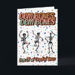 Tarjeta 🎉 "Dem Bones" Funny Skeleton Birthday Card 💀 🎂<br><div class="desc">🎉 "Dem Bones" Funny Skeleton Birthday Card 💀 🎂 Celebrar el envejecimiento con humor y un toque espeluznante de diversión con esta original tarjeta de cumpleaños de skeleton! Con tres esqueletos bailarines rodeados de confeti colorido y la frase divertida "Dem Bones, Dem Bones - Dem Ol’ an’ Creekin’ Bones", esta...</div>