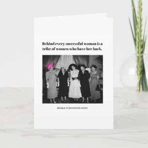 Tarjeta Detrás de cada mujer exitosa está...
