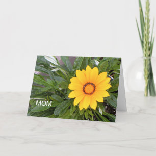 Tarjeta Día de la madre, flor amarilla
