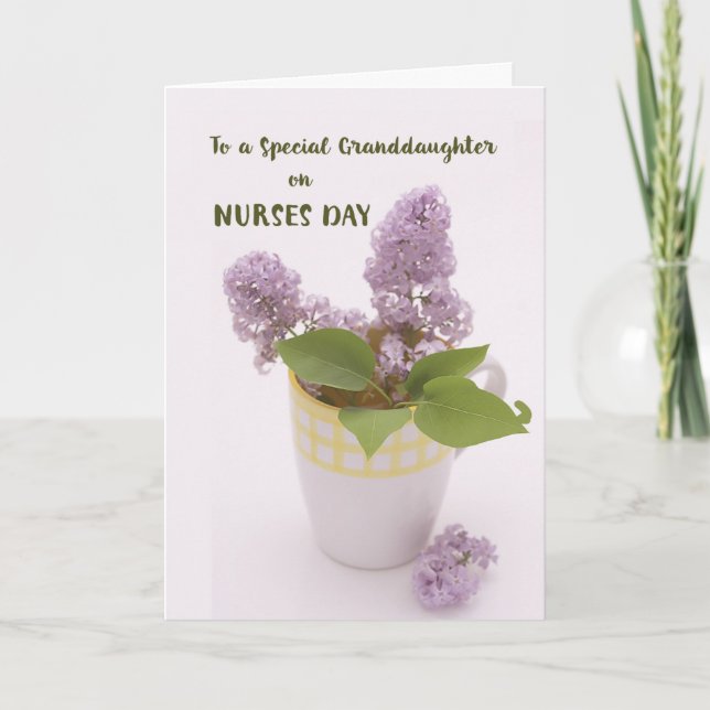 Tarjeta Día de la Nieta Enfermera con Lilacs en la Copa de (Anverso)