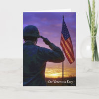 Día de los Veteranos Saludando Soldado Americano