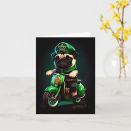 Tarjeta Día de San Patricio con perro pug montando bicicle