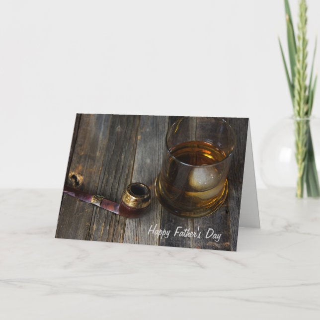 Tarjeta Día del padre con whisky y pipa en la madera (Anverso)