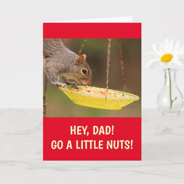 Tarjeta Día del padre de la ardilla se va de nueces (Planta pequeña)