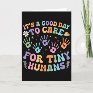 Tarjeta Día Retro Para Cuidar a Pequeños Humanos Guardería