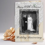 Tarjeta Diamante 60° Aniversario Boda Elegante<br><div class="desc">Guarnecido de encaje blanco y fondo de satén blanco roto con marco negro y plateado. Acento de diamante. Interior: Texto y segunda foto que también está enmarcada elegantemente. *Texto de Personalizable. Por favor,  utilice plantillas a la derecha para su comodidad.</div>