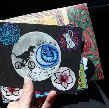 Dinosaurio en bicicleta en cielo con luna