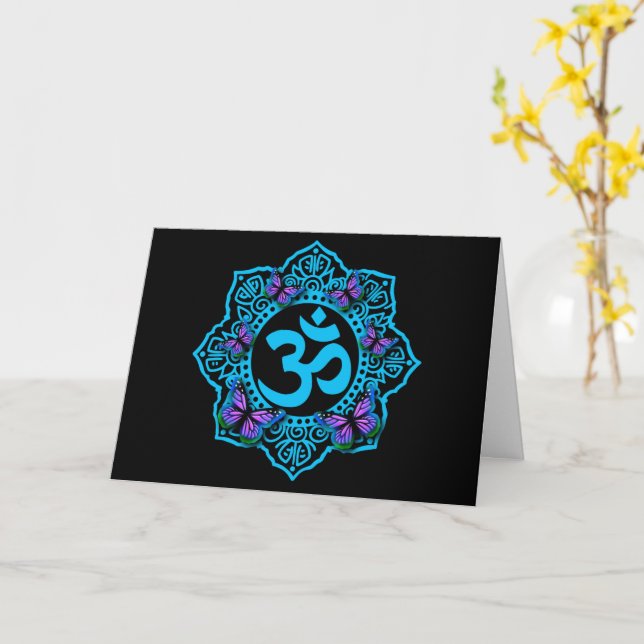 Tarjeta Diseño azul ohm mandala con mariposas púrpura (flor amarilla)