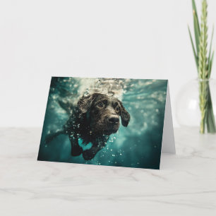 Tarjeta Diseño de cachorro labrador nadando bajo el agua