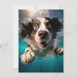 Tarjeta Diseño de perro emocionado nadando bajo el agua