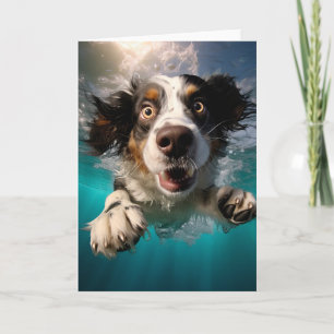 Tarjeta Diseño de perro emocionado nadando bajo el agua