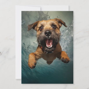 Tarjeta Diseño de perro juguetón nadando bajo el agua