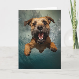Tarjeta Diseño de perro juguetón nadando bajo el agua