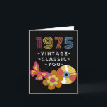 Tarjeta Diseño retro vintage de cumpleaños 1975 para amigo<br><div class="desc">Nacido en 1975 Vintage Birthday for Friend. Vintage,  Classic,  You text en la portada. Una mariposa retro,  un registro de LP y una flor aparecen en la portada. Arte,  imagen y verso copyright © Shoaff Ballanger Studios,  2022.</div>
