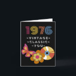 Tarjeta Diseño retro vintage de cumpleaños 1976 para amigo<br><div class="desc">Nacido en 1976 Vintage Birthday for Friend. Vintage,  Classic,  You text en la portada. Una mariposa retro,  un registro de LP y una flor aparecen en la portada. Arte,  imagen y verso copyright © Shoaff Ballanger Studios,  2022.</div>