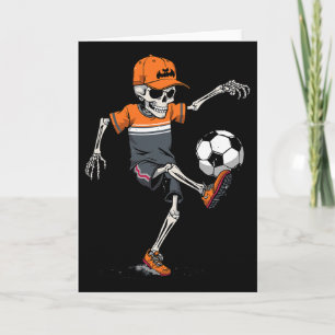 Tarjeta Disfraz de esqueleto jugando fútbol para niños en