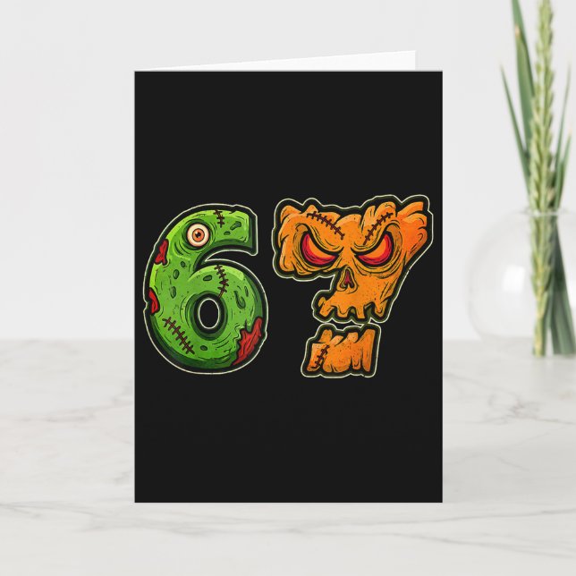 Tarjeta Disfraz de meme de Halloween del número 67 Zombie  (Anverso)