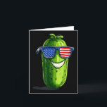 Tarjeta Disfraz de pepino con gafas de sol patrióticas par<br><div class="desc">Disfraz de pepino con gafas de sol patrióticas para amantes de los pepinos divertidos</div>