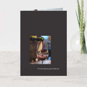 Tarjeta divertida de cumpleaños con vino