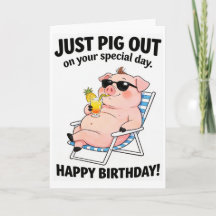 Tarjeta divertida de cumpleaños de cerdo tomando e