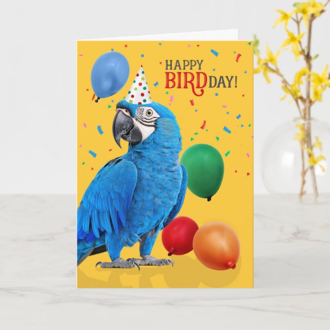 Tarjeta divertida de cumpleaños de loro guacamayo  (flor amarilla)