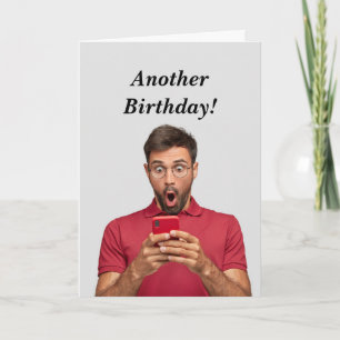 Tarjeta divertida de cumpleaños femenino mintiendo